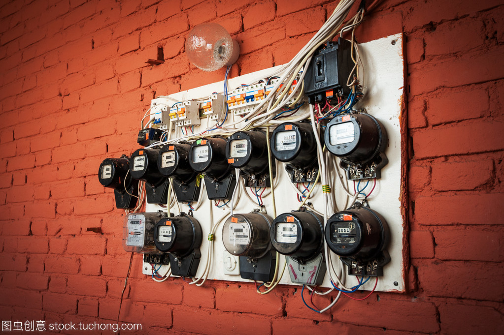 紅磚砌成的墻上的舊電表